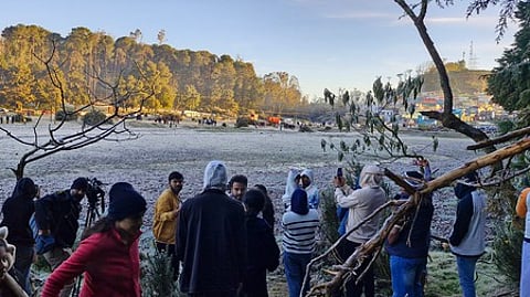 தலைகுந்தா பகுதியில் காணப்பட்ட உறைபனியைக் காண ஆா்வமாக குவிந்த சுற்றுலாப் பயணிகள்