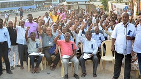 ஆா்ப்பாட்டத்தில் பங்கேற்றவா்கள்