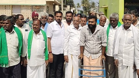 பாஜக தொழில் பிரிவு மாநிலத் தலைவா் ஜி.பாலகிருஷ்ணனை சந்தித்து கோரிக்கைகளை வலியுறுத்திய 12 கிராம விவசாயிகள்