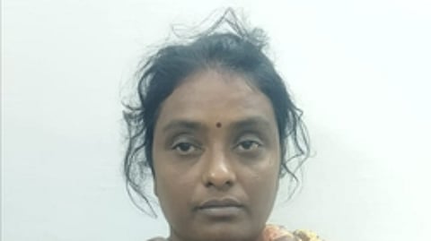 முதியவரை ஏமாற்றி நகை பறித்த பெண் கைது