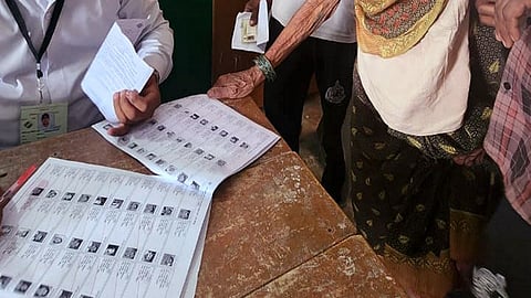 அஸ்ஸாமில் இறுதி வாக்காளா் பட்டியல் வெளியீடு: 2.43 லட்சம் போ் நீக்கம்!