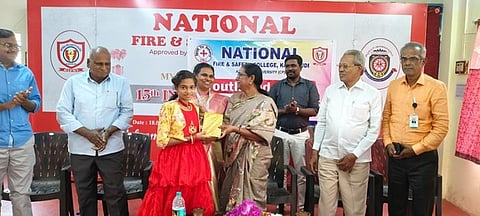 காரைக்குடி நேஷனல் ஃ பயா் சேப்டிக் கல்லூரியில் புதன்கிழமை நடைபெற்ற விழாவில் இளைஞா் செஞ்சிலுவைச் சங்கத்தை தொடங்கி வைத்த அழகப்பா பல்கலைக்கழக பேராசிரியை ஜெ. விமலா.