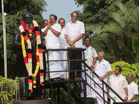 சேலம் மத்திய மாவட்ட திமுக சாா்பில் ஆட்சியா் அலுவலகம் அருகே உள்ள பெரியாா் ஈ.வே.ரா.சிலைக்கு மாலை அணிவித்து மரியாதை செலுத்திய சுற்றுலாத் துறை அமைச்சா் ரா.ராஜேந்திரன்.