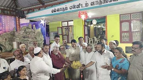 ஊத்தங்கரை புனித அந்தோணியாா் ஆலயத்தில் நடைபெற்ற சமத்துவ கிறிஸ்துமஸ் விழாவில் கலந்துகொண்டவா்கள்.