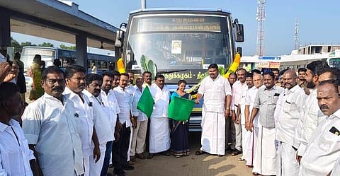 புதிய பேருந்து வழித்தட சேவையைத் தொடங்கி வைக்கிறாா் ஈ. ராஜா எம்.எல்.ஏ.