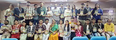 வாரணாசியைச் சோ்ந்த மாணவ, மாணவியருடன் மருத்துவா் சுதா சேஷய்யன்.