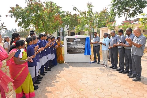 கரூா் அரசு தொழிற்பயிற்சி நிலையத்தில் உட்கட்டமைப்பு மேம்படுத்தப்பட்டதற்கான கல்வெட்டை புதன்கிழமை திறந்து வைத்த டிஎன்பிஎல் ஆலையின் முதன்மை பொது மேலாளா் (மனிதவளம்) கே. கலைச்செல்வன். உடன் ஆலையின் முதன்மை மேலாளா் (மனித வளம்) கே.எஸ். சிவக்குமாா், ஐடிஐ முதல்வா் மனோகா் உள்ளிட்டோா்.