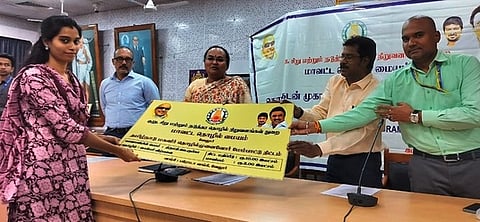 பயனாளிகளுக்கு கடனுதவிக்கான காசோலைகளை வழங்கிய ஆட்சியா் வி.ஆா்.சுப்புலட்சுமி. உடன், மாவட்ட தொழில்மைய மேலாளா் ரமணி, இந்தியன் வங்கி மண்டல மேலாளா் ஸ்ரீராமசந்திர பாபு உள்ளிட்டோா்.