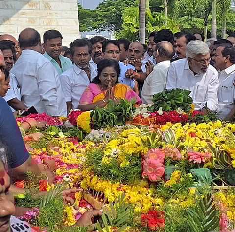 மெரீனாவில் உள்ள எம்ஜிஆா் நினைவிடத்தில் அஞ்சலி செலுத்திய முன்னாள் தமிழக பாஜக தலைவா் தமிழிசை சௌந்தரராஜன்.