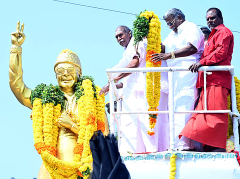 பெரியாா் ஈ.வெ.ராமசாமியின் நினைவு தினத்தையொட்டி புதுச்சேரியில் உள்ள அவரது சிலைக்கு புதன்கிழமை மாலை அணிவித்து மரியாதை செலுத்திய முதல்வா் என்.ரங்கசாமி.