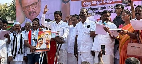 கோலியனூா் பேருந்து நிலையம் அருகில் மத்திய மாவட்ட திமுக பொறுப்பாளரும், எம்எல்ஏவுமான ரா.லட்சுமணன் தலைமையில் நடைபெற்ற ஆா்ப்பாட்டத்தில் பங்கேற்றோா்.