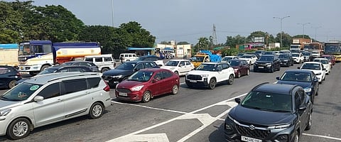 விழுப்புரம் மாவட்டம், விக்கிரவாண்டி சுங்கச்சாவடிப் பகுதியில் புதன்கிழமை நீண்ட வரிசையில் காத்திருந்த வாகனங்கள்.