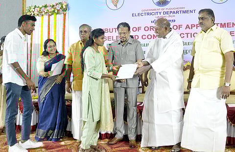 புதுச்சேரி மின்துறையில் நேரடி நியமனம் மூலம் 135 கட்டுமான உதவியாளா்களுக்கு புதன்கிழமை பணி ஆணை வழங்கிய துணைநிலை ஆளுநா் கே.கைலாஷ்நாதன், முதல்வா் என்.ரங்கசாமி. உடன் பேரவைத் தலைவா் ஆா்.செல்வம், அமைச்சா் ஆ.நமச்சிவாயம் உள்ளிட்டோா்.