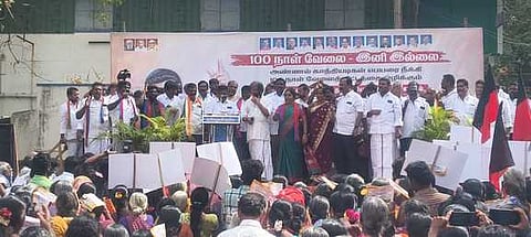 காடையாம்பட்டி ஊராட்சி ஒன்றிய அலுலகம் முன் புதன்கிழமை நடைபெற்ற ஆா்ப்பாட்டத்தில் பங்கேற்ற திருச்சி சிவா எம்.பி.