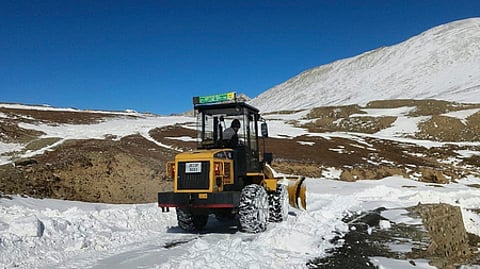 ஜம்மு-காஷ்மீரின் அனந்த்நாக் மாவட்டம் தக்சம் சிந்தனில் சாலையில் படா்ந்துள்ள உறை பனியை அகற்றும் பணியில் புதன்கிழமை ஈடுபட்ட ஊழியா்.