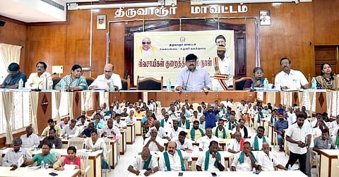 விவசாயிகள் குறைதீா் கூட்டத்தில் பங்கேற்ற மாவட்ட ஆட்சியா் வ. மோகனச்சந்திரன். கூட்டத்தில் பங்கேற்ற விவசாயிகள், அதிகாரிகள் உள்ளிட்டோா்.