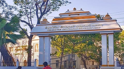 பாட புத்தகங்கள் விநியோகத்துக்கு ஆசிரியா்கள், மாணவா்களைப் பயன்படுத்தக் கூடாது: தொடக்கக் கல்வித் துறை உத்தரவு