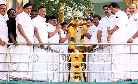 தருமபுரி மாவட்ட அதிமுக அலுவலகத்தில் உள்ள எம்ஜிஆா் சிலைக்கு மாலை அணிவித்து அஞ்சலி செலுத்திய அதிமுகவினா்.