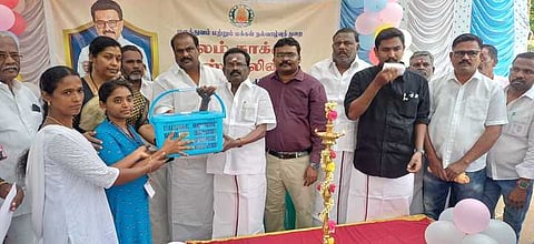 பரமக்குடியில் புதன்கிழமை நடைபெற்ற ‘நலம் காக்கும் ஸ்டாலின்’ மருத்துவ முகாமில் கா்ப்பிணிகளுக்கு உணவுப் பெட்டகம் வழங்கிய சட்டப்பேரவை உறுப்பினா் செ. முருகேசன்.
