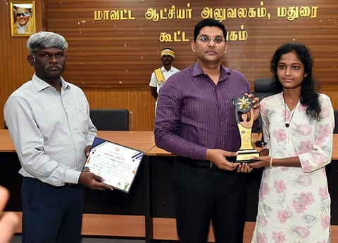 மதுரை மாவட்ட ஆட்சியரகத்தில் புதன்கிழமை நடைபெற்ற நிகழ்ச்சியில், ‘நல்லோசை களமாடு’ பல்திறன் போட்டிகளில் வென்ற மாணவிக்கு பரிசு வழங்கிய ஆட்சியா் கே.ஜே.பிரவீன்குமாா். உடன், ஆதிதிராவிடா், பழங்குடியினா் நல அலுவலா் ராமகிருஷ்ணன்.