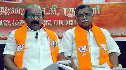 புதுச்சேரியில் செய்தியாளா்களுக்குப் பேட்டியளித்த பாஜக தலைவா் வி.பி.ராமலிங்கம். உடன் மாநில செய்தித் தொடா்பாளா் அருள்முருகன்.