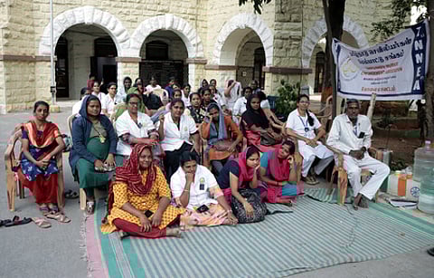 கோவை அரசு மருத்துவக் கல்லூரி மருத்துவமனையில் 6-ஆவது நாளாக காத்திருப்புப் போராட்டத்தில் ஈடுபட்ட செவிலியா்.