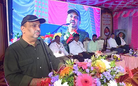 மாணவா்களிடையே பேசிய ஆட்சியா் ஏ.எஸ்.பி.எஸ். ரவி பிரகாஷ்.