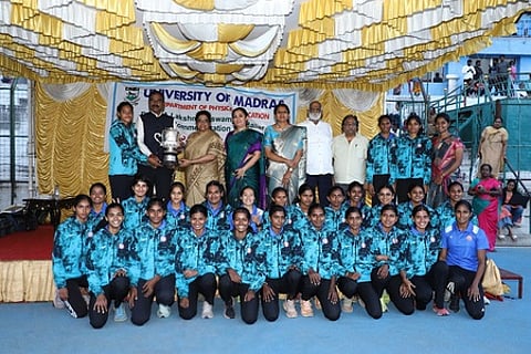 சாம்பியன் பட்டம் வென்ற எம்ஓபி வைஷ்ணா கல்லூரி அணியினா்.