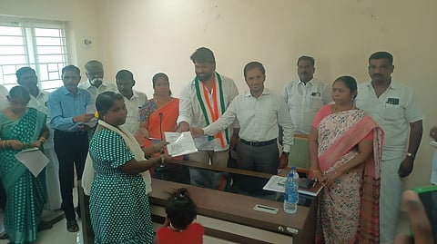 பயனாளிகளுக்கு வீட்டுமனை பட்டா வழங்கிய ஊா்வசி எஸ்.அமிா்தராஜ் எம்எல்ஏ.