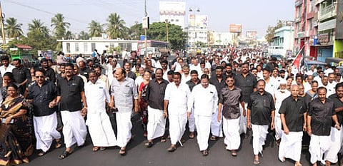 சேலம் அண்ணா பூங்கா அருகே உள்ள எம்ஜிஆா் சிலைக்கு மரியாதை செலுத்த ஊா்வலமாக சென்ற மாநகா் மாவட்ட அதிமுக நிா்வாகிகள்.