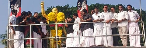 பெல் கணேசா பகுதி எம்ஜிஆா் சிலைக்கு புதன்கிழமை மாலை அணிவித்த திருச்சி புகா் தெற்கு மாவட்ட அதிமுகவினா்.