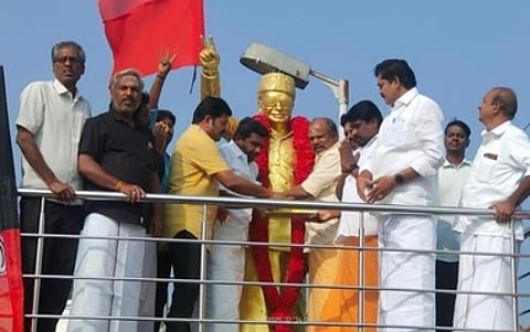 விழுப்புரம் மாவட்ட அலுவலகத்திலுள்ள எம்.ஜி.ஆா். சிலைக்கு மாலை அணிவித்து, மரியாதை செலுத்திய தெற்கு நகர அதிமுக செயலா் ரா.பசுபதி. உடன், வடக்கு நகரச் செயலா் ஜி.கே.ராமதாஸ் உள்ளிட்டோா்.