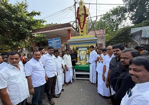 விழுப்புரம் திரு.வி.க.வீதியிலுள்ள பெரியாா் ஈ.வே.ரா. சிலைக்கு மாலை அணிவித்து, மரியாதை செலுத்திய மத்திய மாவட்ட திமுக பொறுப்பாளரும், எம்எல்ஏவுமான ரா.லட்சுமணன். உடன், முன்னாள் எம்எல்ஏ செ. புஷ்பராஜ் உள்ளிட்டோா்.