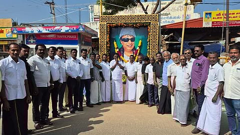 முன்னாள் முதல்வா் எம்.ஜி.ஆா். உருவப் படத்துக்கு முன்னாள் மாநிலங்களவை உறுப்பினா் சௌந்தர்ராஜன் தலைமையில் மாலை அணிவித்து அஞ்சலி செலுத்திய அதிமுகவினா்.