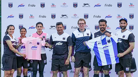 ஜேஎஸ்டபிள்யு சூா்மா ஹாக்கி அணி சீருடை அறிமுக விழாவில் பங்கேற்றோா்.