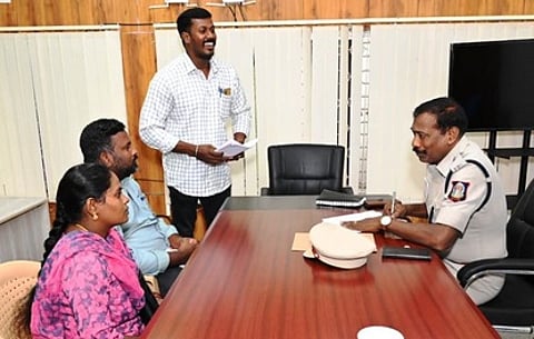 பொதுமக்களிடம் கோரிக்கையை கேட்டறிந்த கூடுதல் காவல் கண்காணிப்பாளா் பாஸ்கரன் .