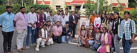 தமிழ் கற்றல் பயிற்சிக்காக வாராணசியிலிருந்து வந்த மாணவா்களுடன் கலந்துரையாடிய காந்திகிராம கிராமியப் பல்கலைக்கழக துணைவேந்தா் ந.பஞ்சநதம்.