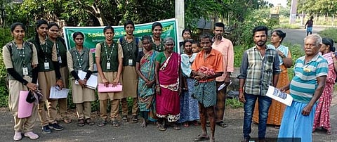 காட்டுப் பன்றி தடுப்பு மேலாண்மை குறித்து விவசாயிகளிடம் விளக்கும் வேளாண் கல்லூரி மாணவிகள்.