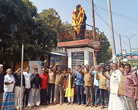 தஞ்சாவூா் புதிய பேருந்து நிலையத்தில் பெரியாா் சிலைக்கு புதன்கிழமை மாலை அணிவித்து அஞ்சலி செலுத்திய ஆட்டோ ஓட்டுநா் பாதுகாப்பு சங்கத்தினா்.