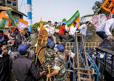 ஹெளராவில் கண்டனப் பேரணி நடத்திய பாஜகவினரை தடுத்து நிறுத்திய காவல் துறையினா்.