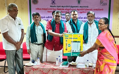 விவசாயிகளுக்கு இலவச இடுபொருள், உபகரணங்களை வழங்கிய புதுச்சேரி அமைச்சா்கள் ஆ. நமச்சிவாயம், தேனி சி. ஜெயக்குமாா்.