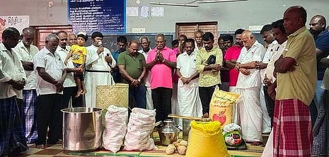 பாயாசப் பண்டிகையில் பங்கேற்ற மேட்டூா் கிராம மக்கள்.