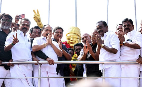 எம்.ஜி.ஆா். நினைவு நாள்:
அதிமுகவினா் மரியாதை