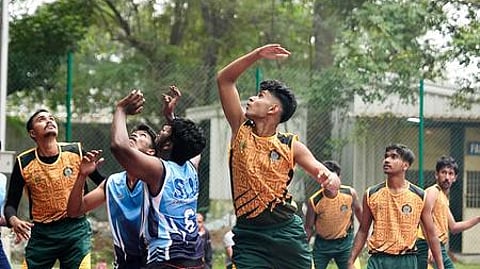 மங்களூரு-எஸ்.,ஆா். பல்கலைக்கழக அணியினா்.