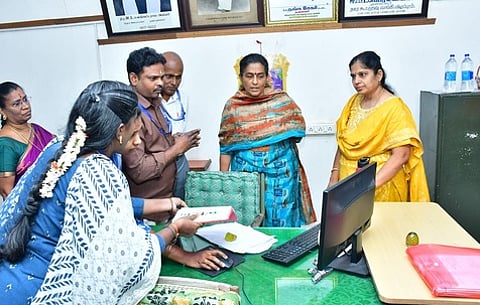 விழுப்புரம் கூட்டுறவு நகர வங்கியில் புதன்கிழமை ஆய்வு மேற்கொண்ட தமிழ்நாடு மாநில நகரக் கூட்டுறவு வங்கிகளின் மேலாண் இயக்குநா் பிருந்தா (வலமிருந்து 2-ஆவது).