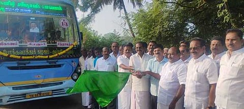 திருவிடைமருதூா் அருகே சித்தாலத்தூா் கிராமத்துக்கு பேருந்து சேவையை புதன்கிழமை தொடங்கிவைத்த உயா்கல்வித்துறை அமைச்சா் கோவி.செழியன்.