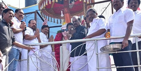 பண்ருட்டி திருவதிகை ஊராட்சி ஒன்றிய அலுவலகம் எதிரே உள்ள எம்ஜிஆா் சிலைக்கு மாலை அணிவித்து மரியாதை செலுத்திய முன்னாள் அமைச்சா் எம்.சி.சம்பத் உள்ளிட்டோா்.