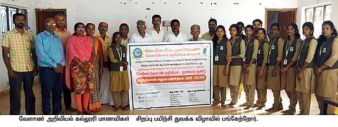 வேளாண் அறிவியல் கல்லூரி மாணவிகளுக்கான சிறப்பு பயிற்சி தொடக்க விழாவில் பங்கேற்றோா்.