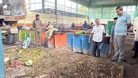 சேலம் அஸ்தம்பட்டி மண்டலத்தில் அமைக்கப்பட்டுள்ள நுண்ணுயிரி உரம் தயாரிக்கும் செயலாக்க மையத்தில் புதன்கிழமை ஆய்வுசெய்த மாநகராட்சி ஆணையா் மா.இளங்கோவன்.