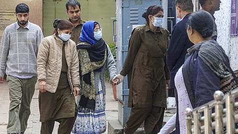 தில்லி பாட்டியாலா ஹெளஸ் நீதிமன்றத்தில் புதன்கிழமை ஆஜா்படுத்தப்பட்ட மருத்துவா் ஷாஹீன் சயீத் உள்ளிட்டோா்.